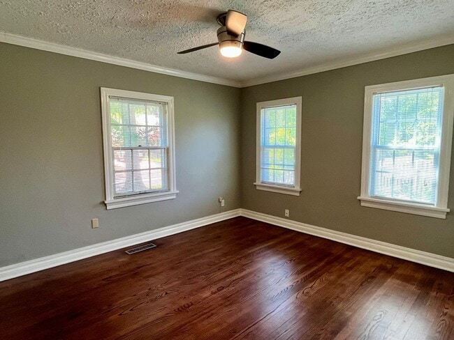 Building Photo - Super Cute 2 Bedroom 1 Bath!!
