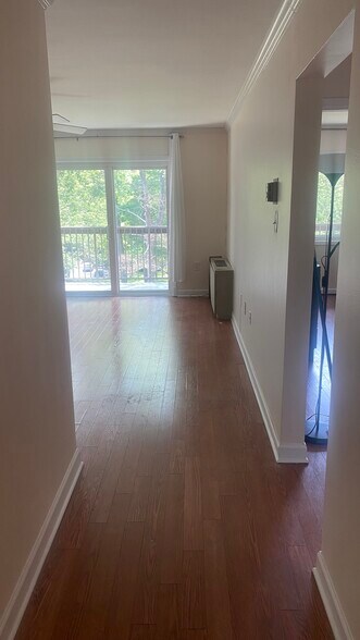 Building Photo - 7420 Lakeview Dr