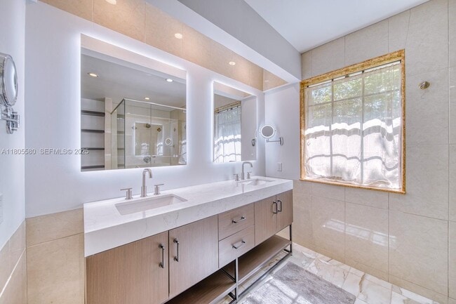 Building Photo - 1442 Coruna Ave