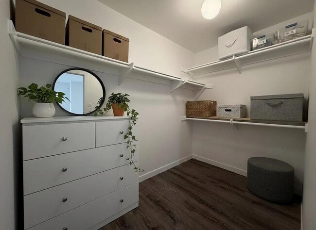 Building Photo - 345 N Melrose Dr