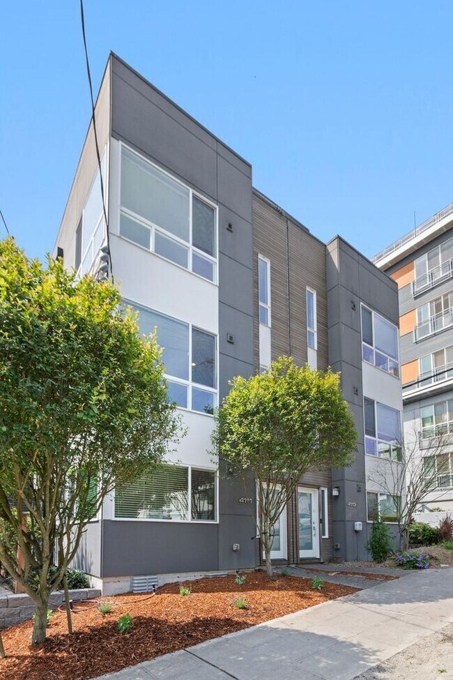 Primary Photo - Trendy West Seattle Townhome w/Air Conditi...