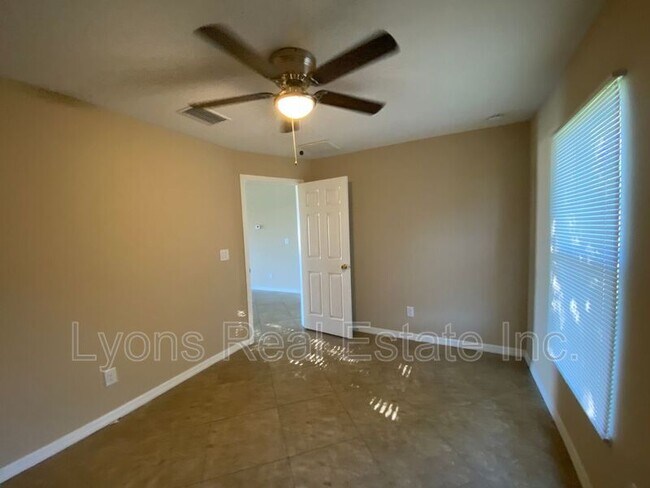 Building Photo - 1127 Gilbert Ave S