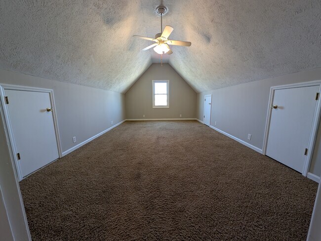 Building Photo - 124 Green Vale Dr