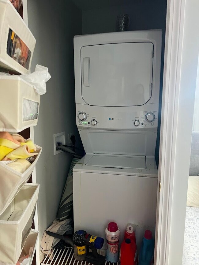 Building Photo - 747 N Main St