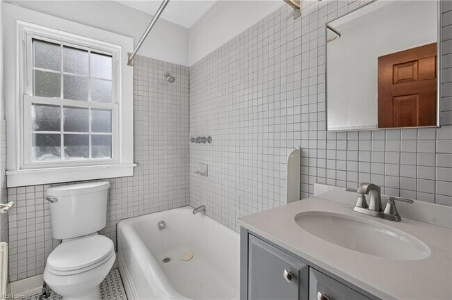 Building Photo - 318 61st St