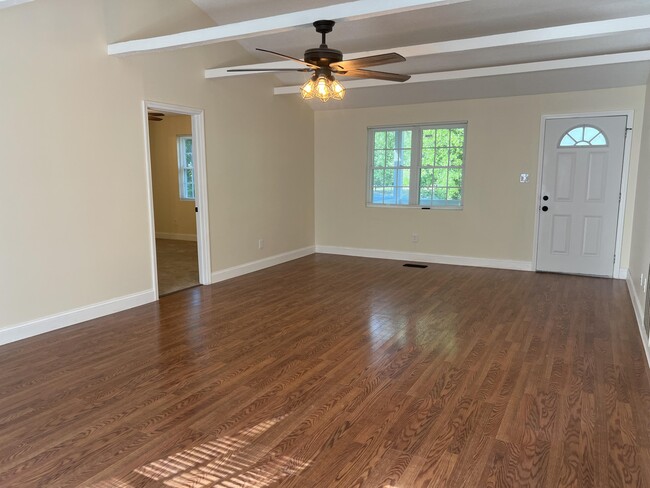 Building Photo - 110 Miller St