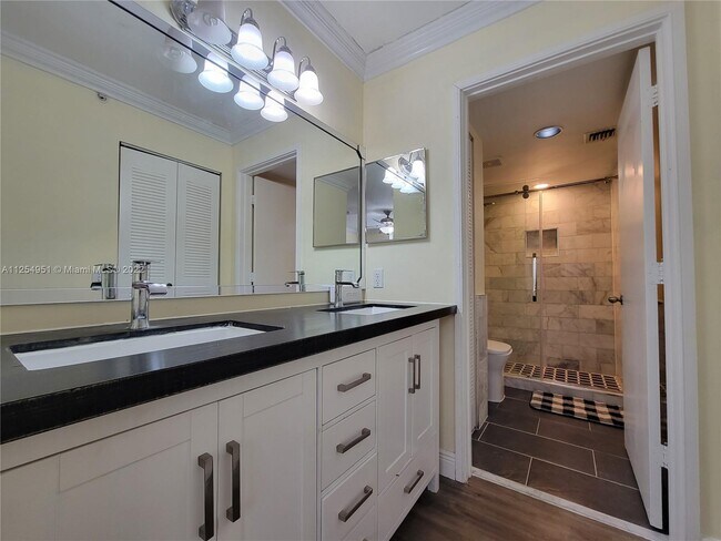 Building Photo - 400 Scotia Dr