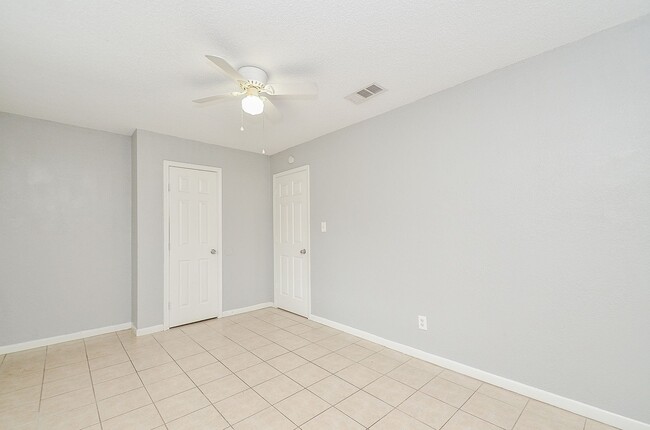 Building Photo - Property available in Old River Manor
