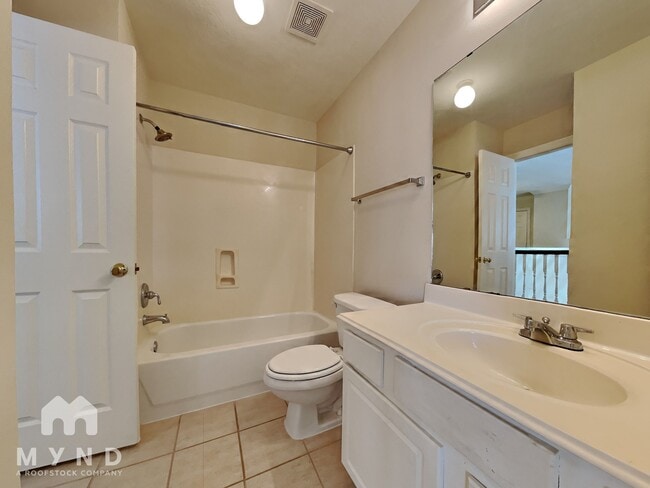 Building Photo - 1127 Enclave Square E