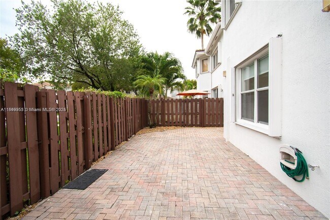 Building Photo - 7042 NW 114th Ct