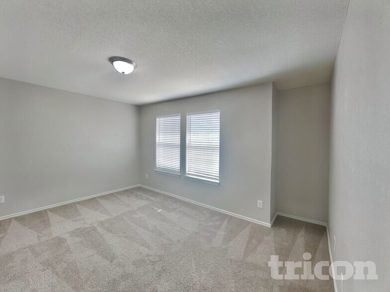 Building Photo - 160 Hinge Path