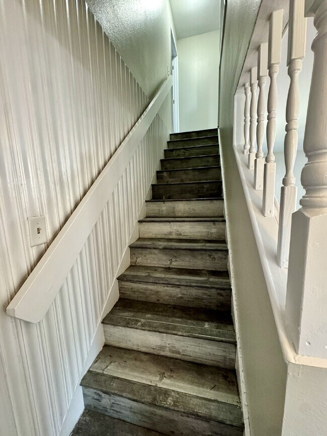 Building Photo - FRESHLY PAINTED 4 bedroom home in Lynn Haven!