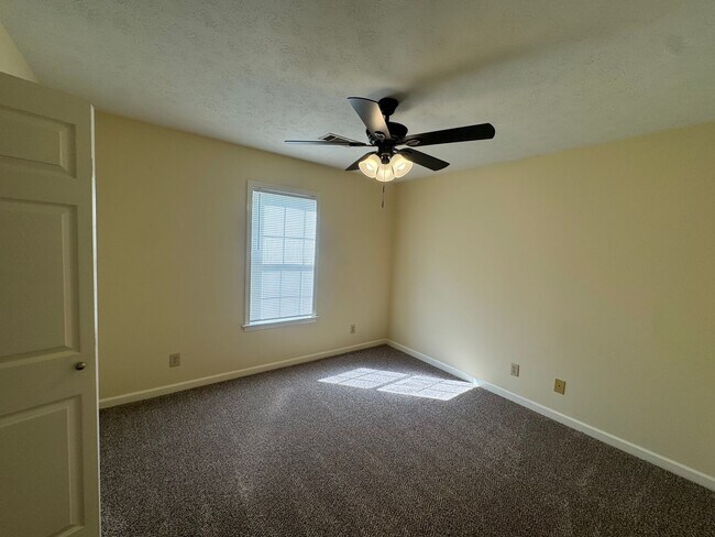 Building Photo - End of Cul-de-sac home