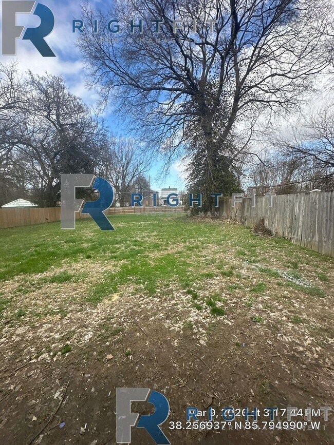 Building Photo - Gorgeous Renovated Home in Louisville