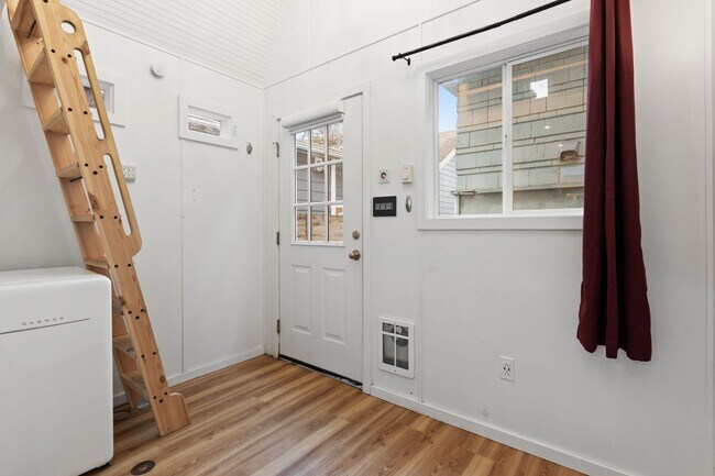 Building Photo - 5155