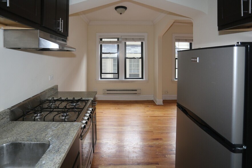 Building Photo - 4742 N Hermitage Ave