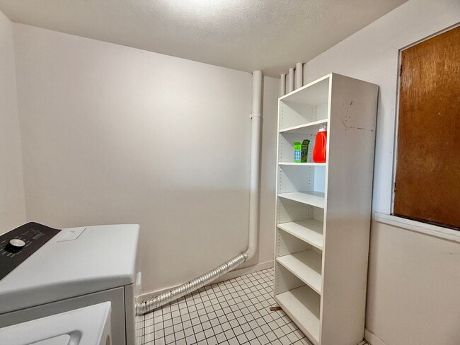 Building Photo - Pet friendly & Spacious - 3 Bedroom / 2 Ba...
