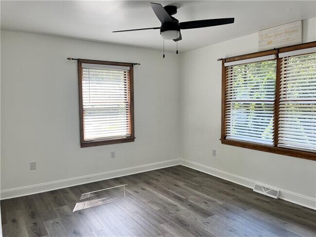 Building Photo - 329 Stoney Hollow Rd