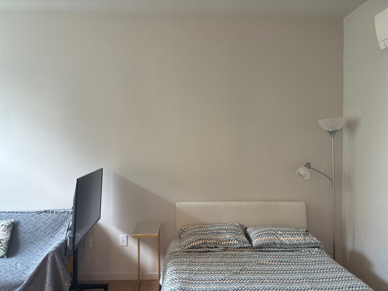 Building Photo - Room in Condo on S Duke St