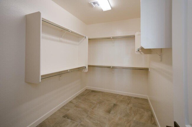 Building Photo - **COMING SOON** AVAILABLE 12/20/25 - Beaut...