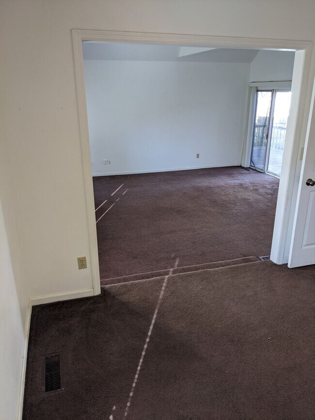 Building Photo - 1709 E Willow Ct