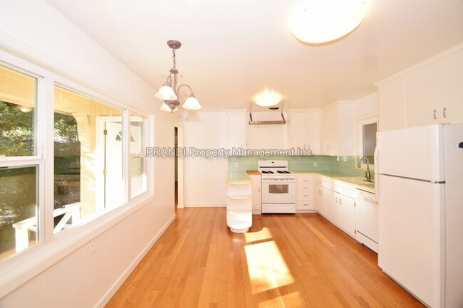 Building Photo - Adorable Home in Ideal San Anselmo Neighbo...
