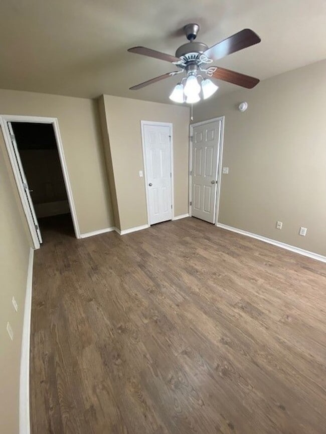 Building Photo - 2 bedrooms - 2 baths + Garage!! Self Showi...
