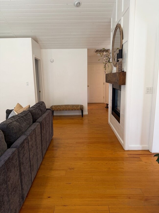 Building Photo - Beautiful 4 bedroom, 3 bathroom Home with a pool!!