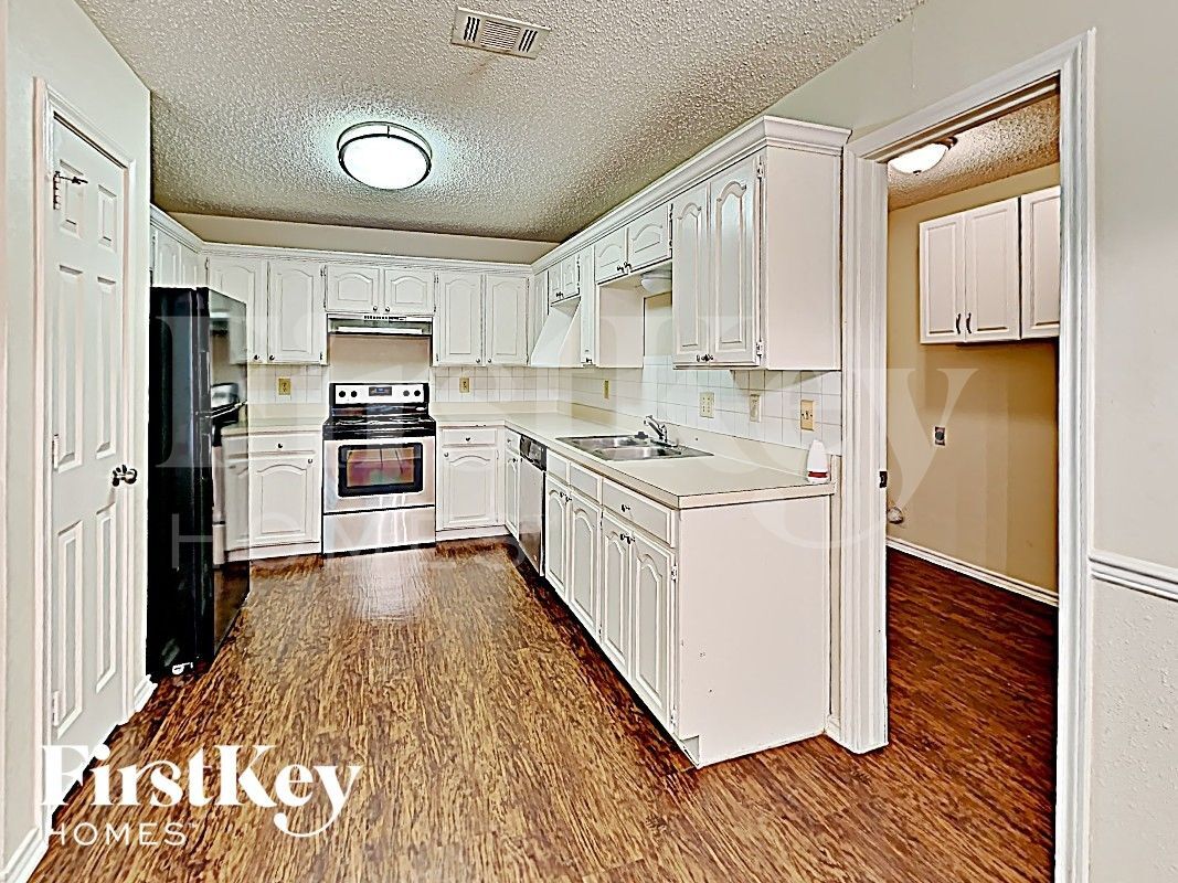 Building Photo - 811 W Lynn Creek Dr