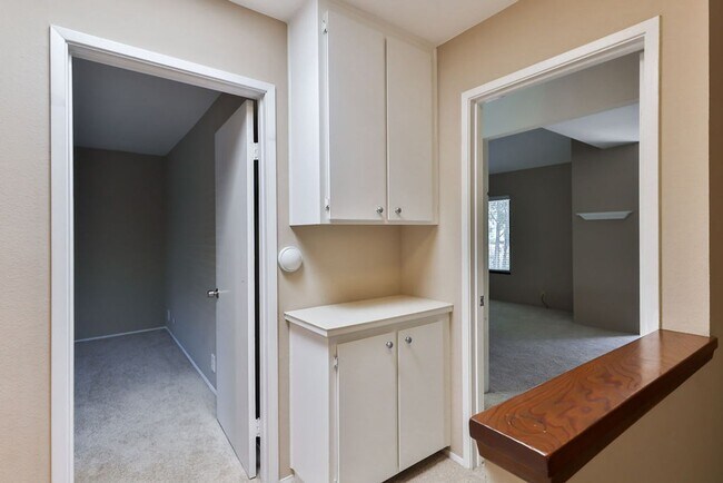 Building Photo - La Jolla Townhome with Garage & Private Deck