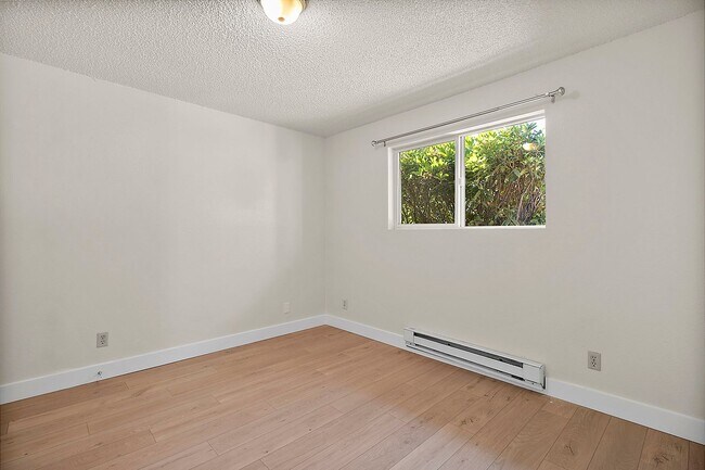 Building Photo - 417 22nd St SE