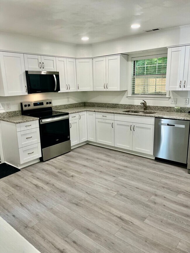 Building Photo - 3BD/2BA Home minutes from Dam Neck/Oceana Bases! Updated Throughout! Attached One Car Garage!