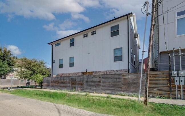 Building Photo - 1721 Thompson St