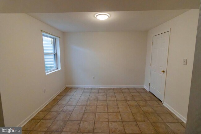 Building Photo - 4 Fieldstone Ct
