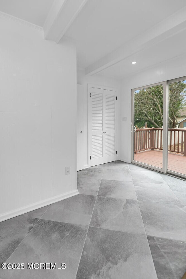 Building Photo - 18 Holly St