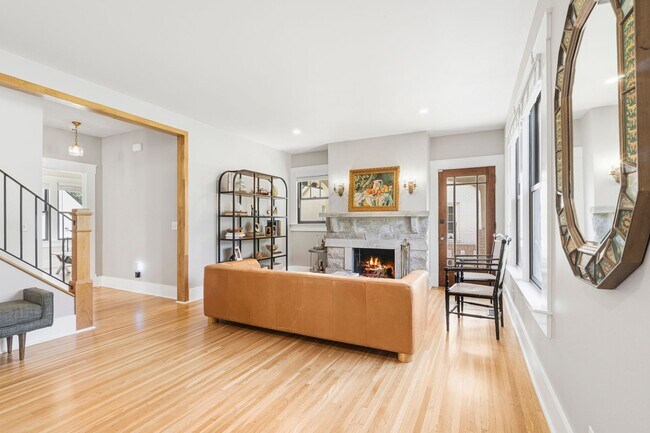 Building Photo - 2016 Sweetbriar Ave