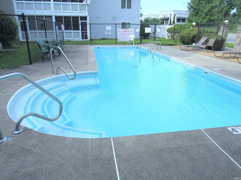 Building Photo - 1346 S College Mall Rd