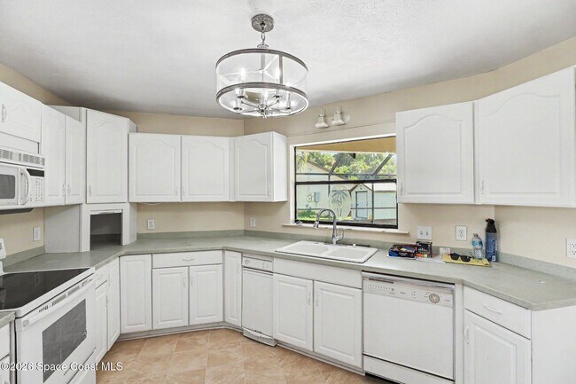 Building Photo - 2088 Sun Valley St