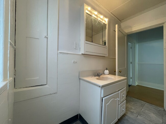 2nd fl bathroom - 5859 Nicholson St