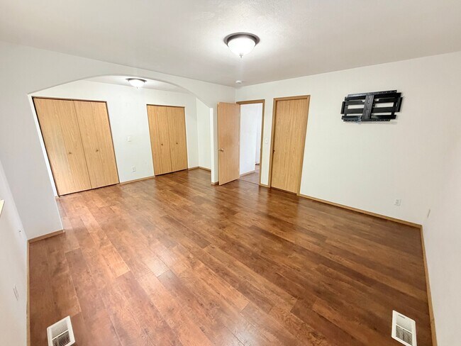 Building Photo - 8140 Queen Victoria Dr