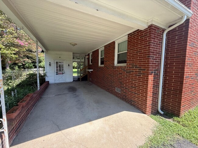 Building Photo - 3030 Dulwich Dr