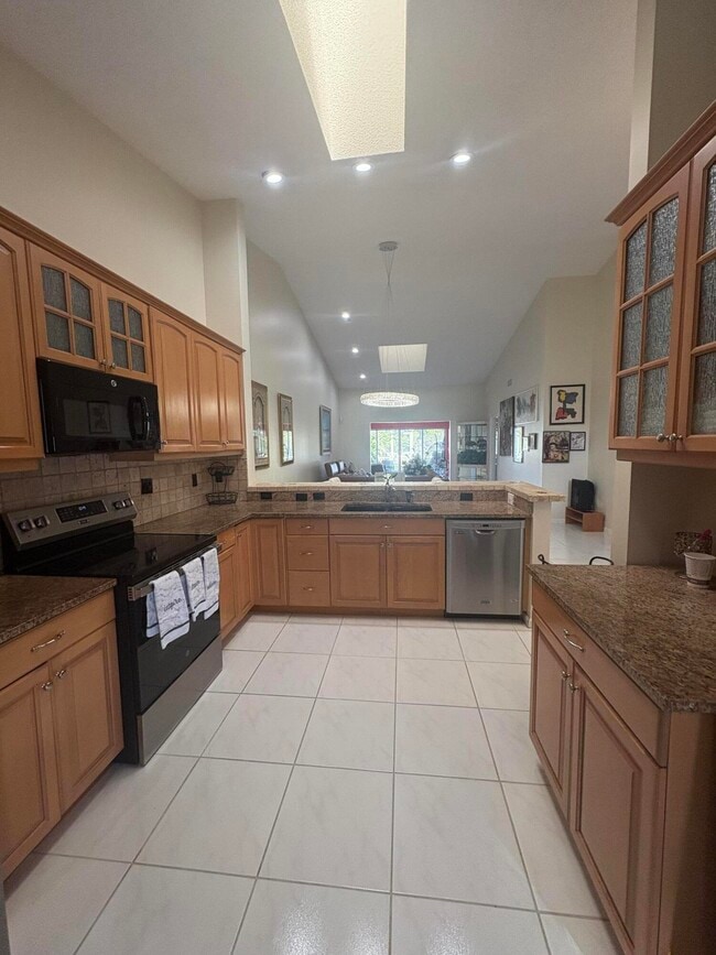 Building Photo - 7275 Summer Tree Dr