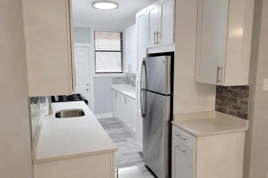 Building Photo - 727 W Roscoe St