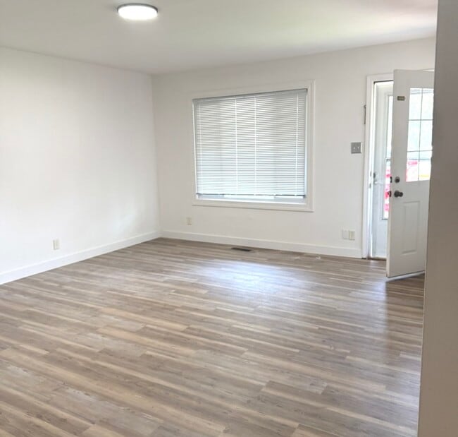 Building Photo - 533 Redwood Rd