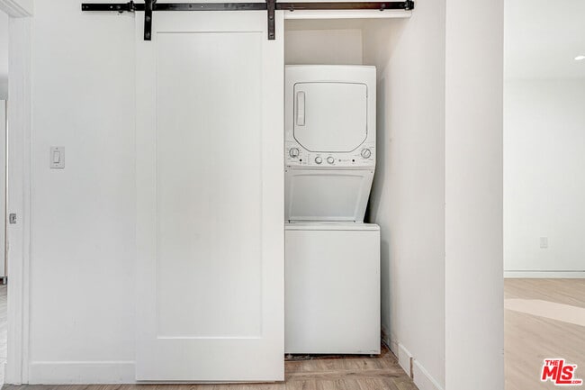 Building Photo - 2725 1/2 Dalton Ave