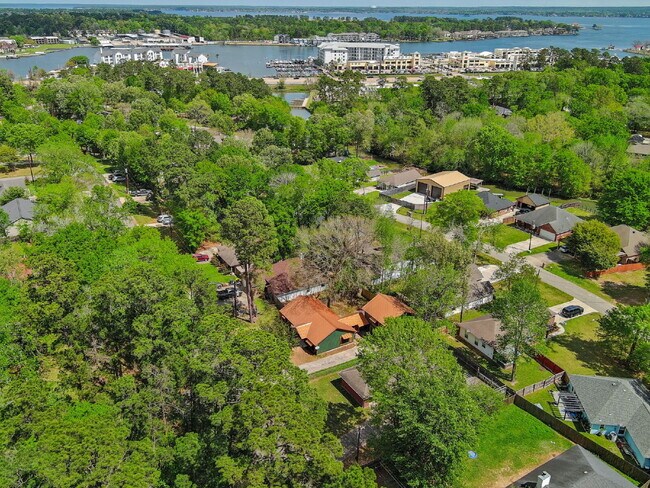 Building Photo - Enjoy comfortable, low-maintenance living in this updated, pet-friendly, carpet-free 3-bedroom ho...