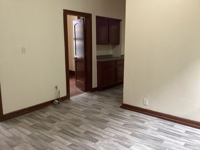 Building Photo - 3 Bedroom Lower Duplex