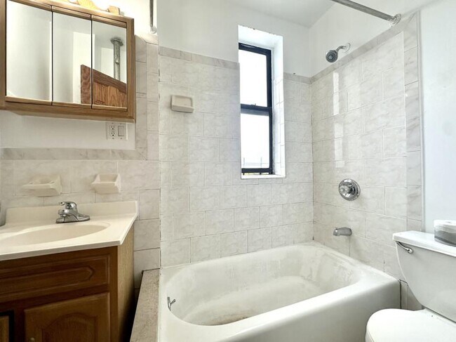 Building Photo - 2 bedroom in New York NY 10463