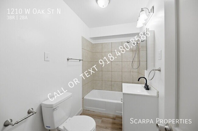 Building Photo - 1210 W Oak St