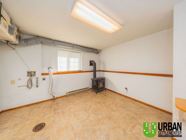 Building Photo - For Rent – Spacious Split-Level Home with ...